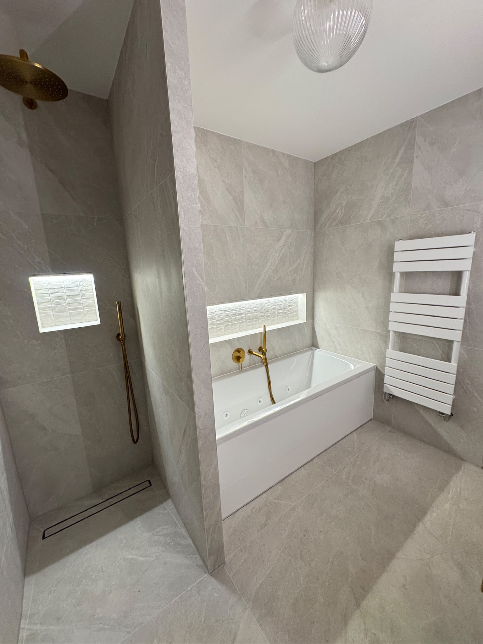 Walk-in shower and bath in the reworked layout