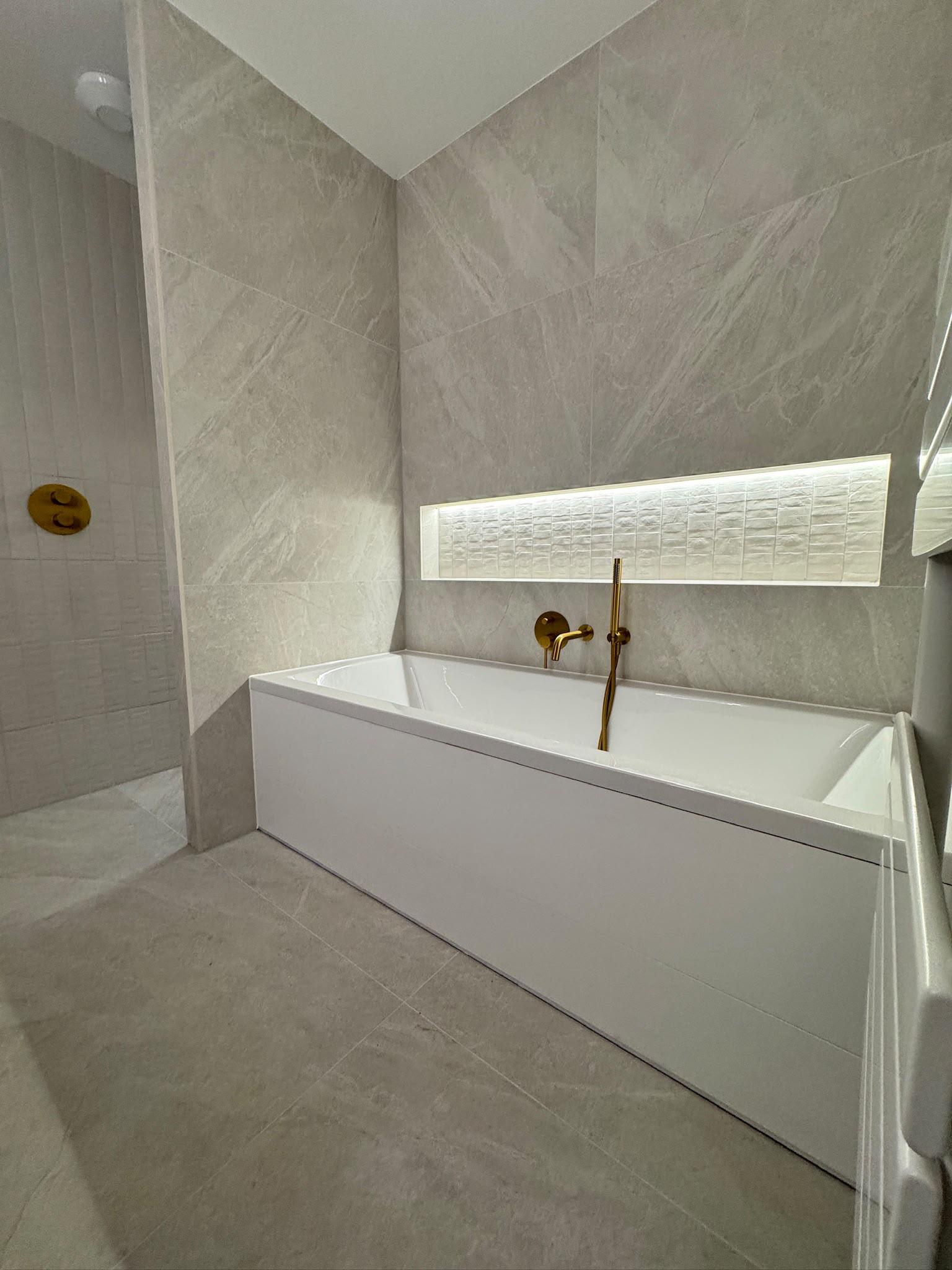Bath with lit recess