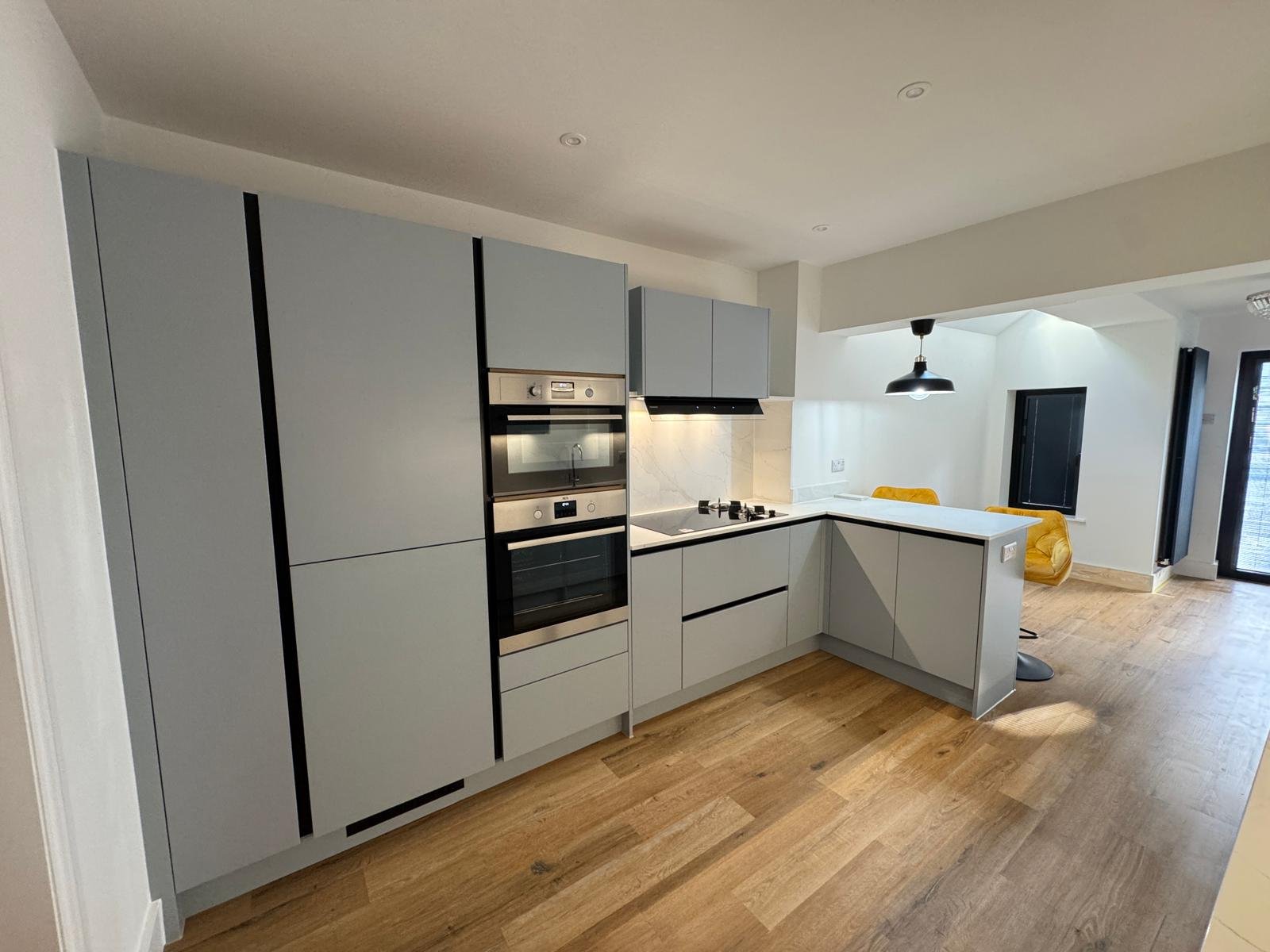 The full run of handleless units, island and breakfast bar
