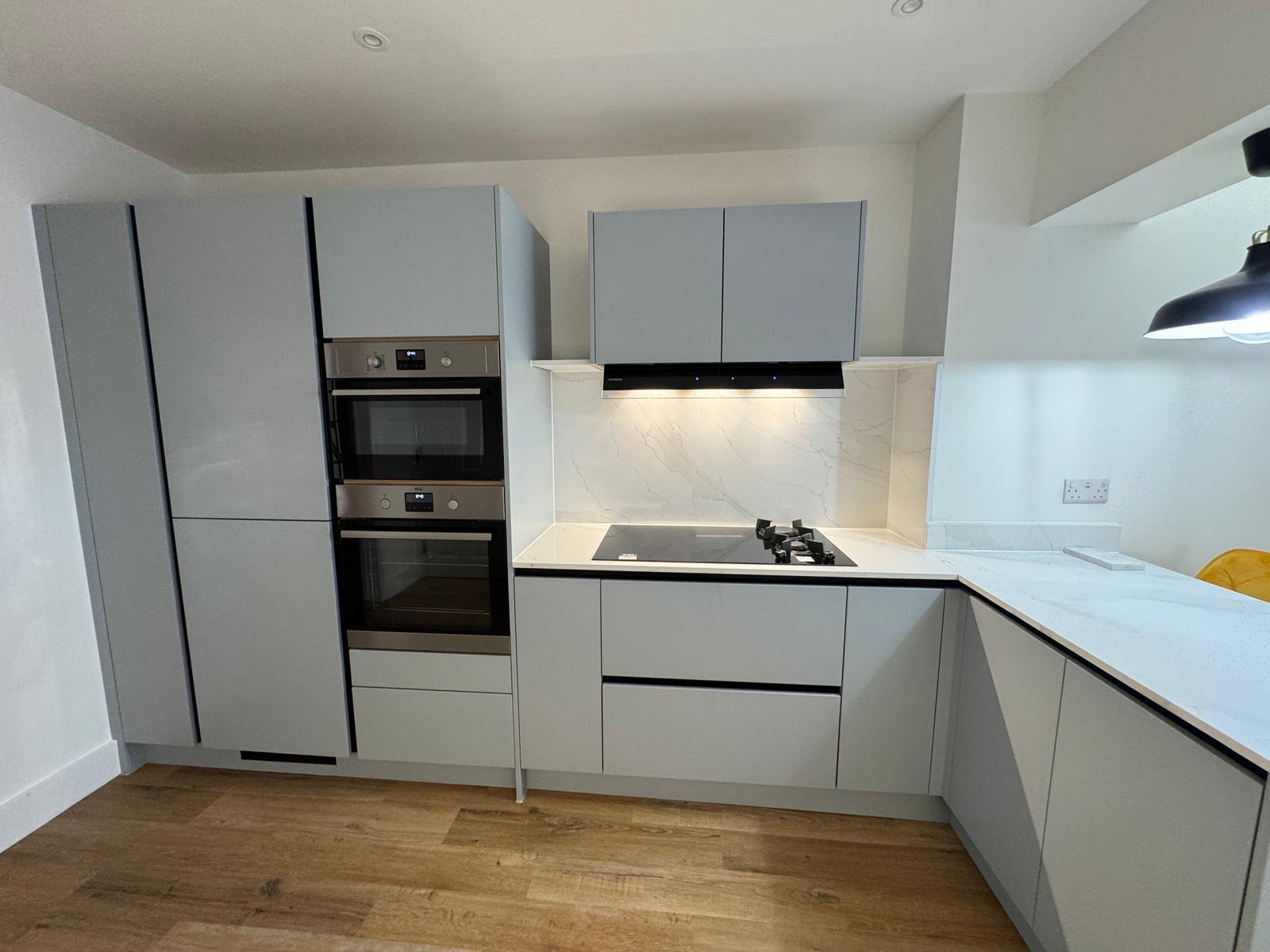 Handleless kitchen units and built-in ovens at Southview Road